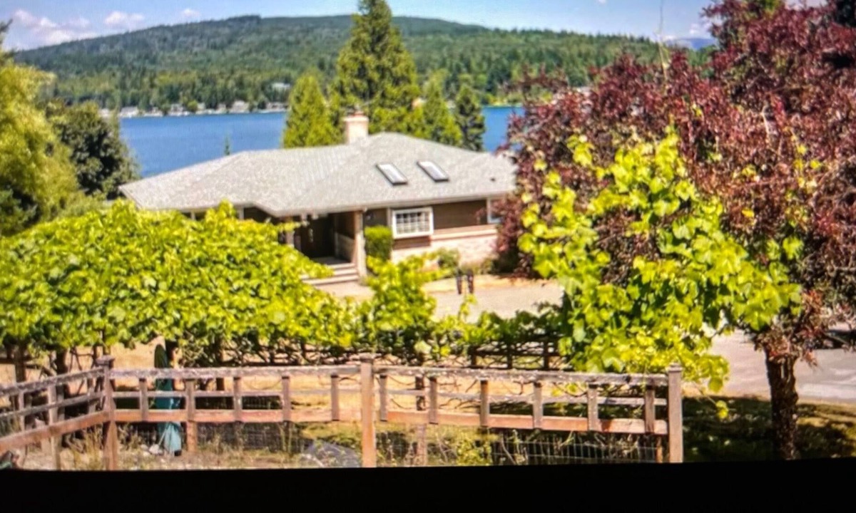 Sudden Valley House | Stunning Geneva 4-Bedroom Villa W/ Lake View and Hot Tub