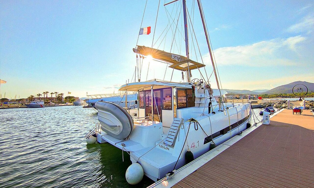 Port Grimaud Boat Rental | Sun-Kissed Sailing Adventure in Provence-Alpes-Côte d'Azur