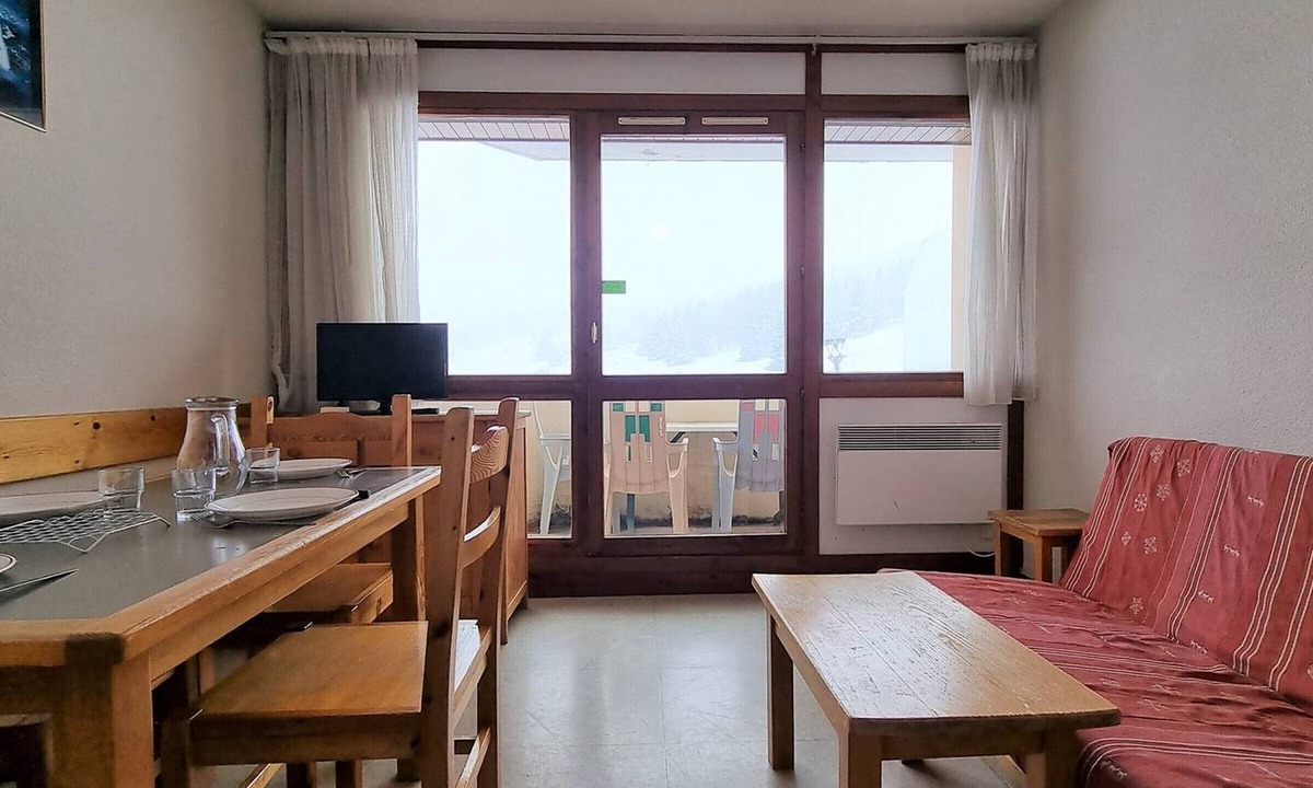 Saint-Etienne-en-Devoluy Apartment | Sunny 2-Room Apartment with Balcony, Near Slopes, Free Wi-Fi & Parking – Sleeps 6
