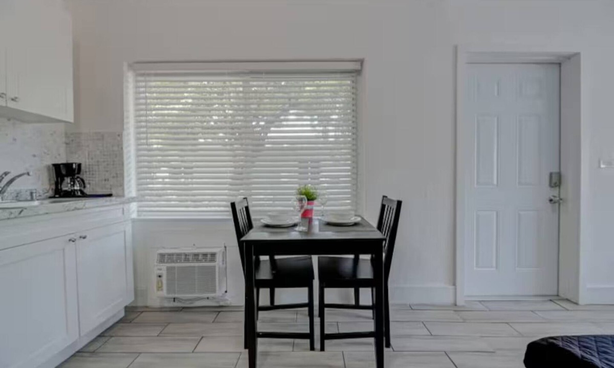 East Little Havana Apartment | Super Cute Studio with Wifi/Kitchen/Parking in vibrant Calle Ocho, Miami!