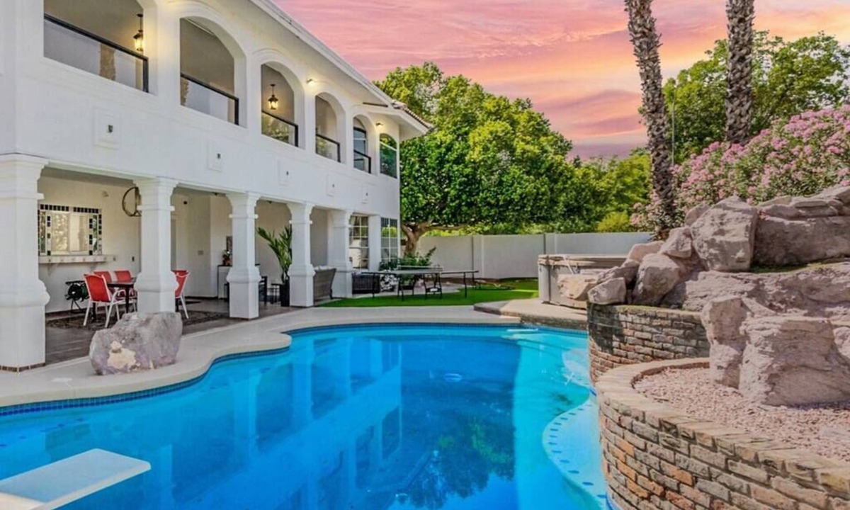 Mesa House | The Gatsby - Sleeps 22 in beds!
