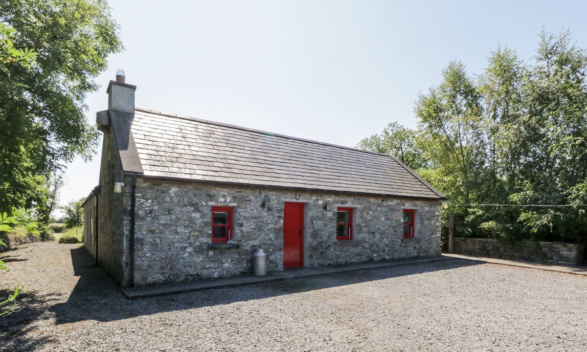 Dunmore Cottage | THE VISITING HOUSE, pet friendly, with pool in Dunmore, County Galway