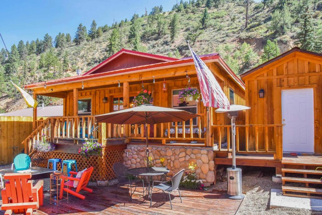 Red River House | Unique Mtn Getaway with Stunning Outdoor Area!