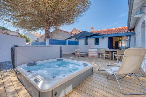 Saint-Gilles-Croix-de-Vie Villa | Villa Bains de Mer & Jacuzzi steps from the beach Walk to town Sleeps 6