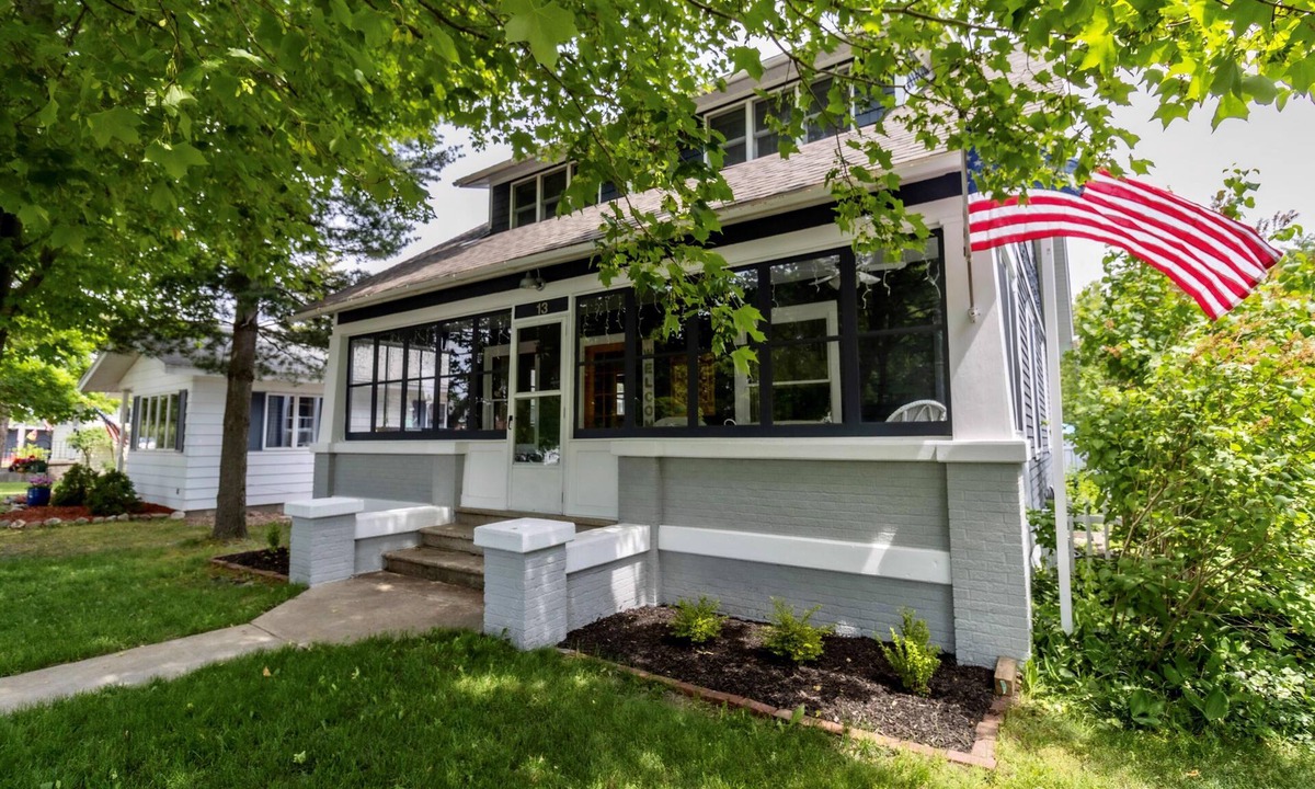 Beulah House | Walk to Downtown Beulah and Crystal Lake