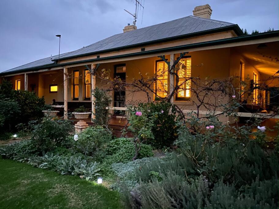 Parkes House | Wonga - A secluded oasis in the heart of Parkes