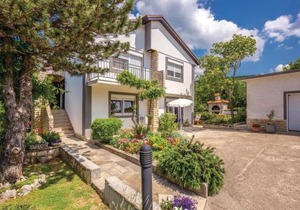 2 Bedroom Cozy Apartment In Smrika