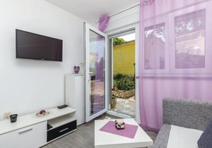 2 Bedroom Cozy Apartment In Smrika