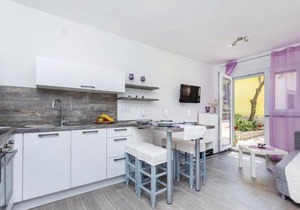 2 Bedroom Cozy Apartment In Smrika