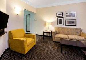 2 N/S King Bed One-Bedroom w/ Pool View at La Quinta Inn & Stes by Wyndham Mesa