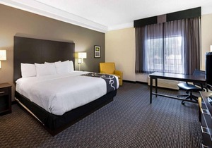 2 N/S King Bed One-Bedroom w/ Pool View at La Quinta Inn & Stes by Wyndham Mesa