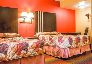 2-Star Hotel ∙ Rodeway Inn Macarthur Airport