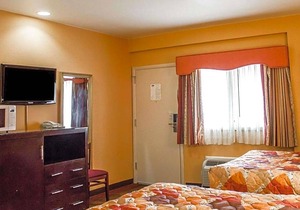 2-Star Hotel ∙ Rodeway Inn Macarthur Airport