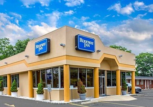 2-Star Hotel ∙ Rodeway Inn Macarthur Airport