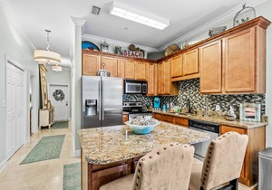 2nd-floor condo with balcony, outdoor pool, bikes, outdoor shower, grills & AC