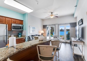 Adorable dog-friendly studio with pool, hot tub & beach access