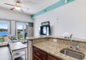 Adorable dog-friendly studio with pool, hot tub & beach access