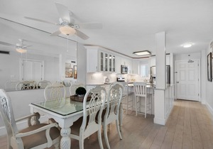 Amazing 5th Floor Condo Gulf Front, Pool, Beach Access, Near Shopping/Dining