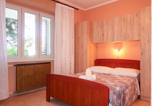 Apartment Noa (RAB112) in Rab/Rab - 4 persons, 2 bedrooms