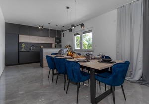 Awesome home in Smrika
