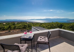 Awesome home in Smrika