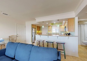 Beachfront condo with shared pool, hot tub, & fitness center + beach access
