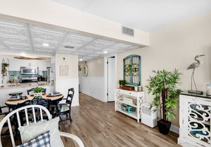 Beachfront~Updated~Resort with Pools~Salty Kisses Windward at Edgewater403