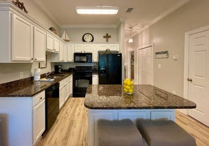 Beachside condo with bikes, central AC, screened patio & outdoor pool