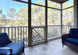 Beachside condo with bikes, central AC, screened patio & outdoor pool