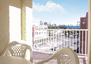 Beautiful and bright apartment with 2 bedrooms and 2 bathrooms in Playa del Arenal, Javea.