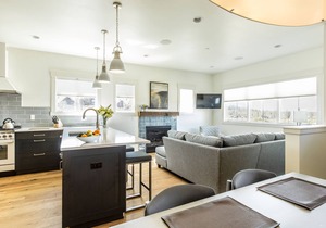 Bend FUN ~ Heated resort pool ~ hot tub ~ pocket park ~ concert shuttle