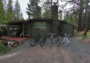 Bikes close to Sunriver Village and SHARC Passes! Private hot tub!