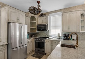 BUNGALOWS @ SEAGROVE! COMMUNITY POOL! CLOSE TO THE BEACH!