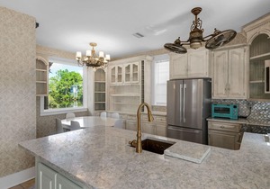 BUNGALOWS @ SEAGROVE! COMMUNITY POOL! CLOSE TO THE BEACH!