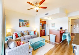 Classy condo with lake view, pools, hot tubs & seasonal beach service