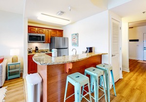 Classy condo with lake view, pools, hot tubs & seasonal beach service