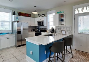 Coastal Bungalow, Near Beach with Pool