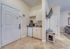 Convenient studio w/shared pool and great location moments away from the beach