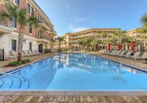 Convenient studio w/shared pool and great location moments away from the beach