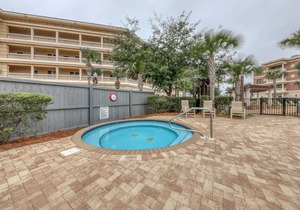 Convenient studio w/shared pool and great location moments away from the beach