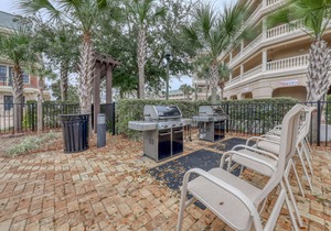 Convenient studio w/shared pool and great location moments away from the beach