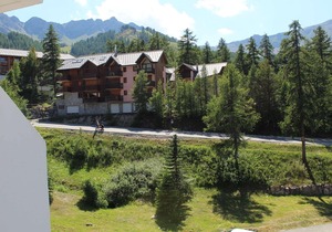 Cozy studio in Vars with balcony, near slopes and shops, parking included