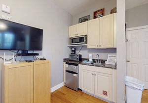 Cozy studio near the beach w/bright interior, shared pool, & prime location