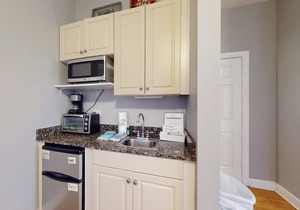 Cozy studio near the beach w/bright interior, shared pool, & prime location