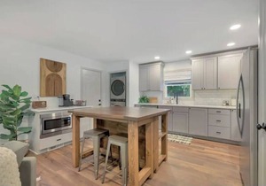 Creekside bungalow with a hot tub, walking distance to downtown Nashville