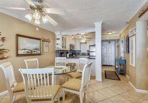 Destin on the Gulf 501 is a Beautiful Gulf Front 5th Floor with Free Beach Servi