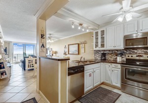 Destin on the Gulf 501 is a Beautiful Gulf Front 5th Floor with Free Beach Servi