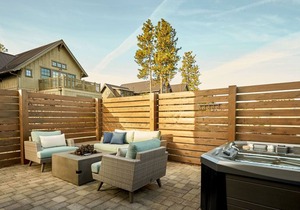 Family summer fun ~ resort pool ~ park ~ fire pit ~ golf ~ 24-hr staff ~ Bend 💛