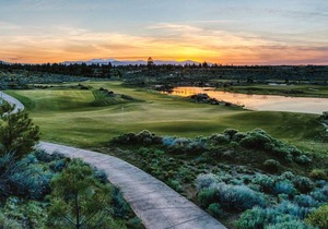 Family summer fun ~ resort pool ~ park ~ fire pit ~ golf ~ 24-hr staff ~ Bend 💛