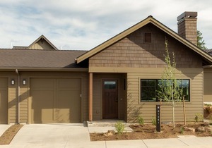 Family summer fun ~ resort pool ~ park ~ fire pit ~ golf ~ 24-hr staff ~ Bend 💛